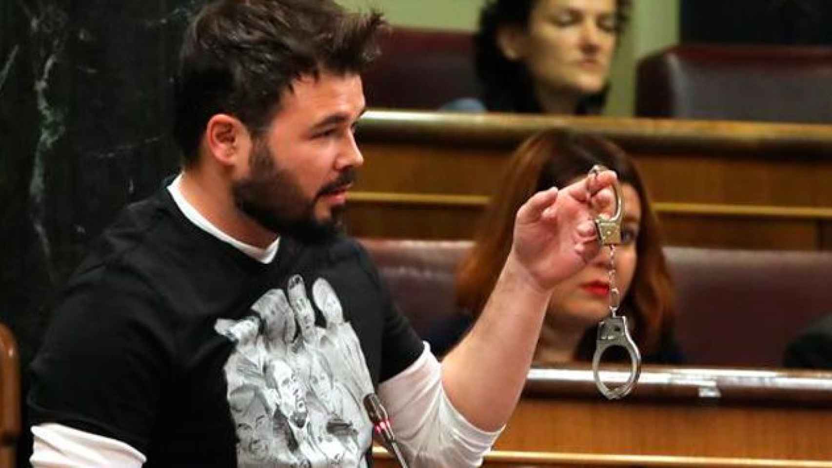 El diputado en el Congreso por ERC, Gabriel Rufián, con las esposas para reclamar la libertad de 'los Jordis' y de los 'exconsellers' del Govern / EFE