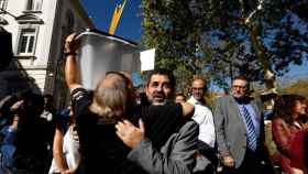 Un simpatizante de la ANC abraza al presidente de la organización, Jordi Sànchez, durante el 1-O / EP