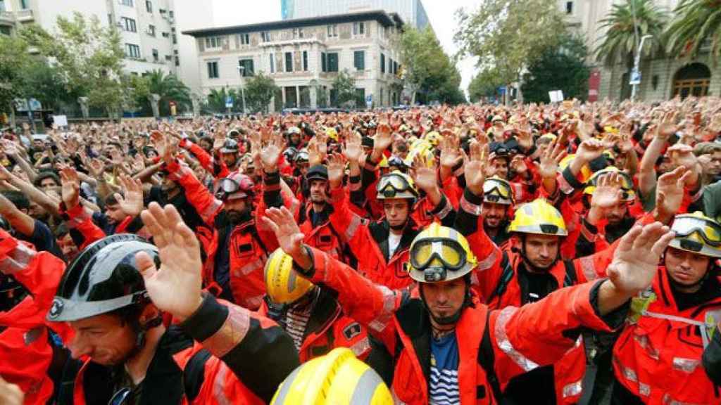 Bomberos de la Generalitat, ante la Delegación del Gobierno en Barcelona el martes / EFE