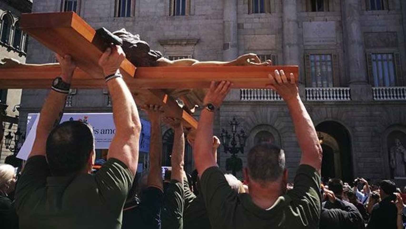 Antiguos caballeros legionarios levantan una figura de Cristo ante el Ayuntamiento de Barcelona / @LegionUrbanaBCN