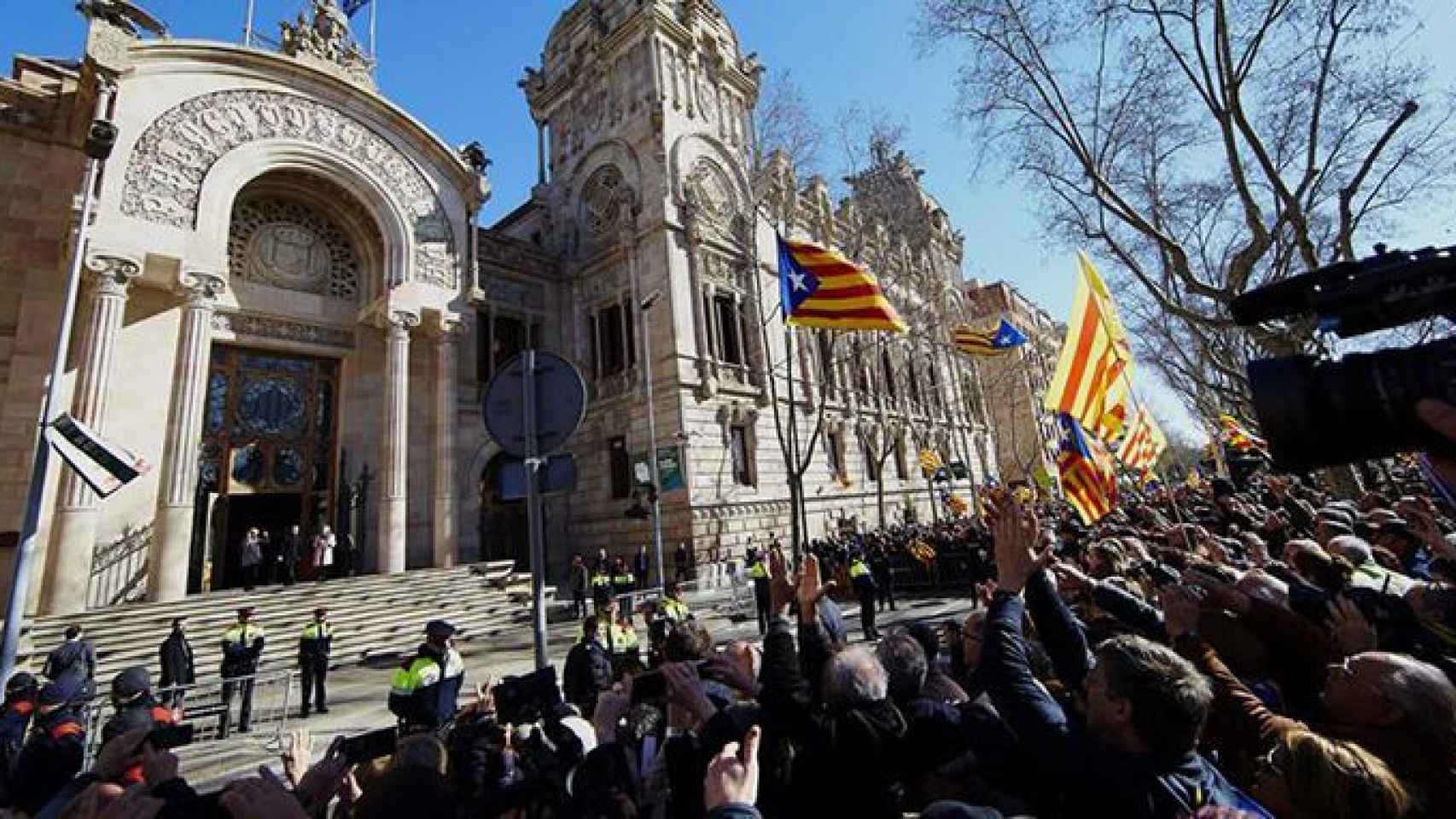 Concentración ciudadana ante el Palacio de Justicia con motivo del juicio por la consulta del 9N / EFE