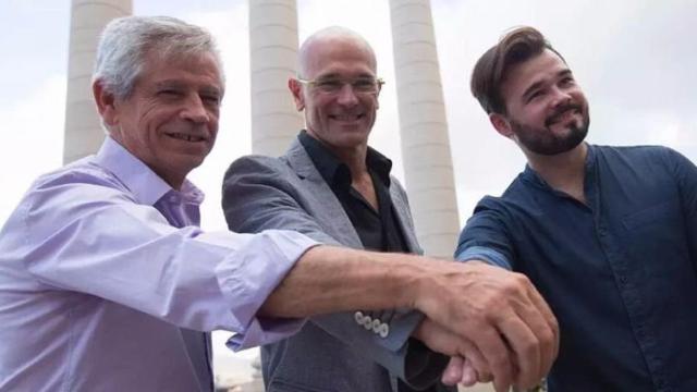 El presidente de Súmate, Eduardo Reyes, junto al cabeza de lista de Junts pel Sí, Raul Romeva, y Gabriel Rufián, miembro de Súmate.