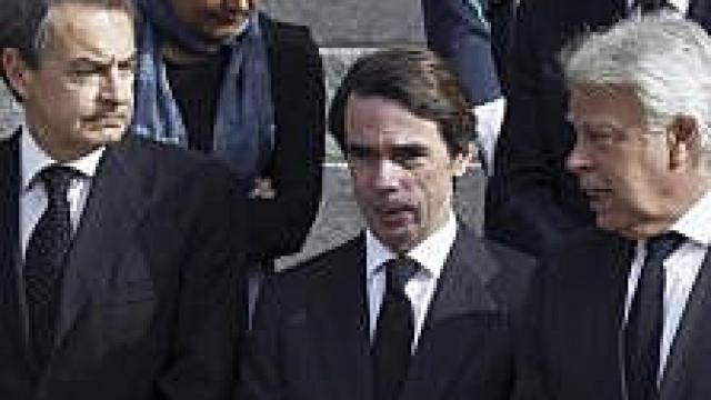 Los tres últimos ex presidentes del Gobierno, Felipe González (derecha), José María Aznar (centro) y José Luís Rodríguez Zapatero (izquierda), juntos en el homenaje al primer presidente de la democracia, Adolfo Suárez
