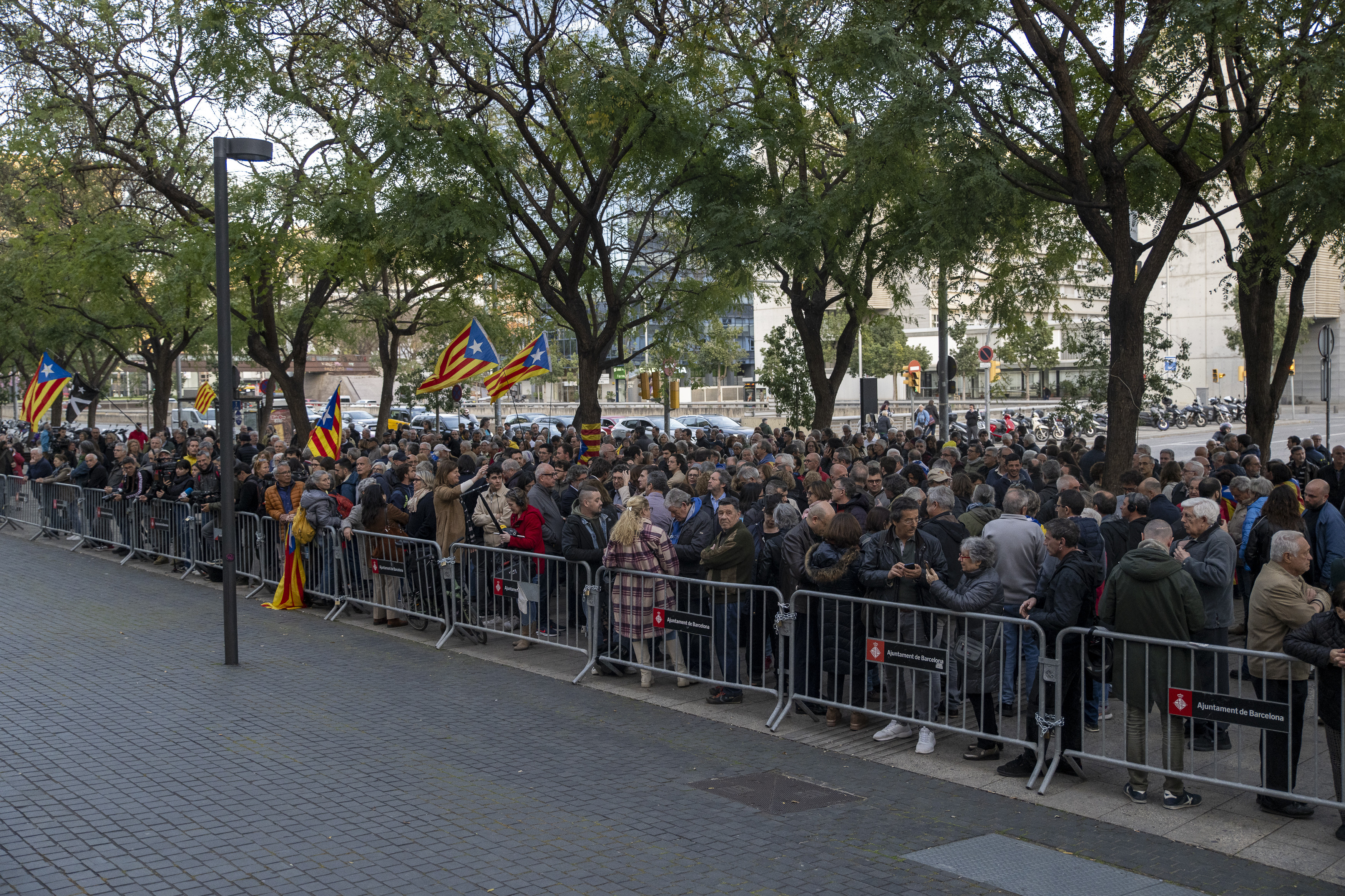 Decenas de manifestantes protestan contra la detención de Clara Ponsatí en la Ciutat de la Justícia este martes por la tarde / LORENA SOPÊNA - EUROPA PRESS