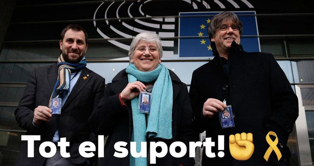 Toni Comín, Clara Ponsatí y Carles Puigdemont (de izquierda a derecha), en un cartel alusivo a su suplicatorio