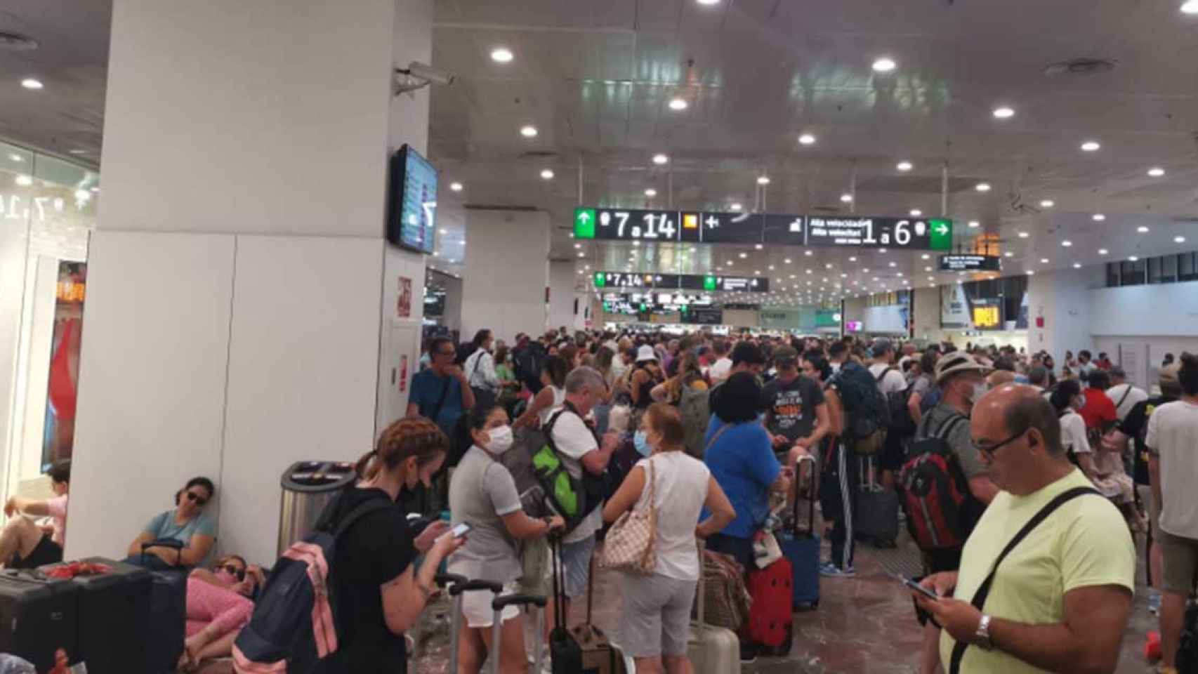 Indignación en la estación de Sants por la suspensión del AVE Madrid-Barcelona / CG