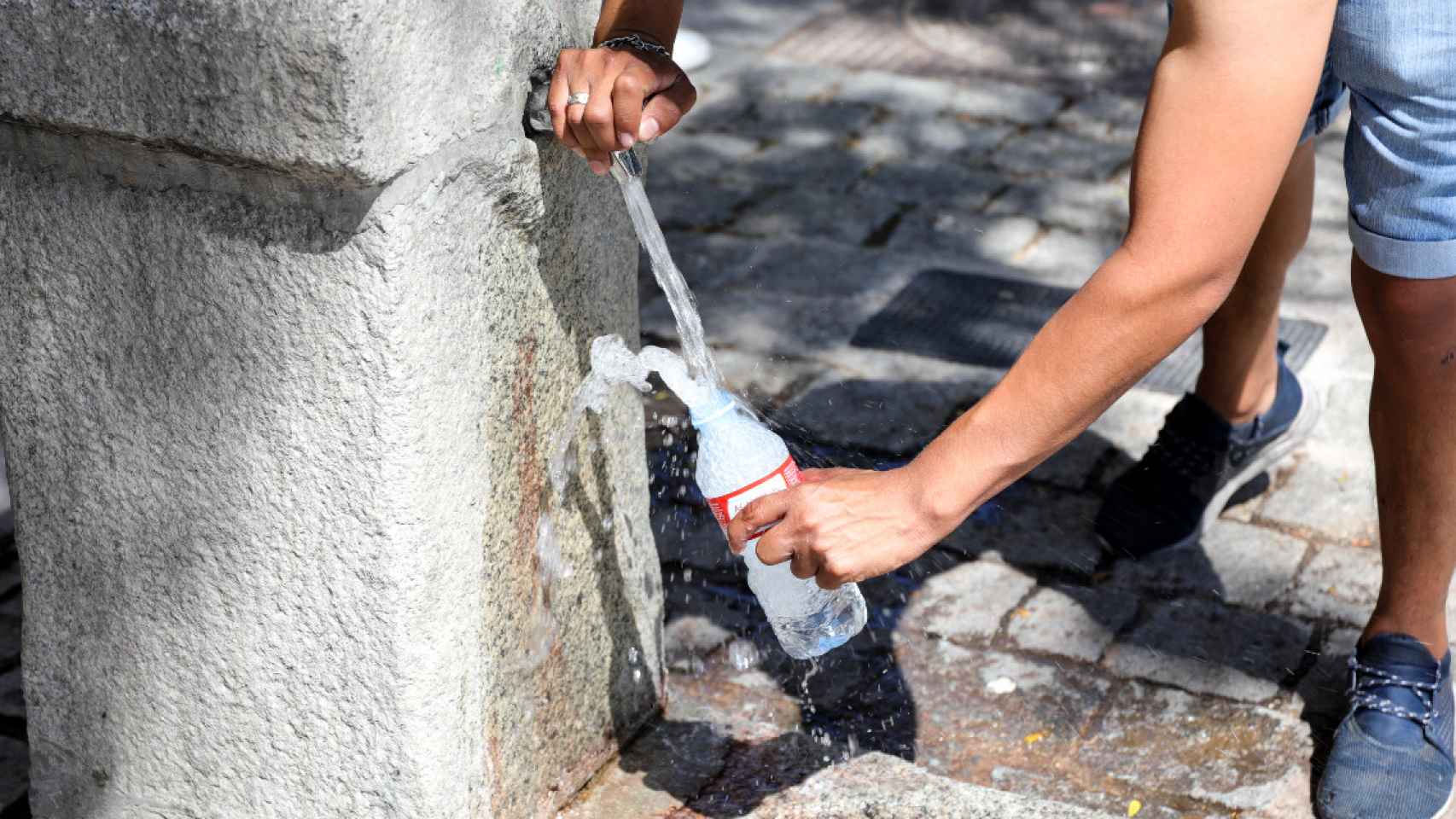 Una persona rellena su botella de agua durante la pasada ola de calor / EUROPAPRESS