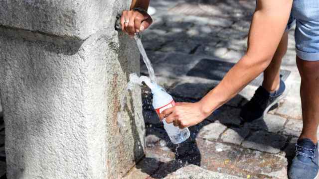 Una persona rellena su botella de agua durante la pasada ola de calor / EUROPAPRESS
