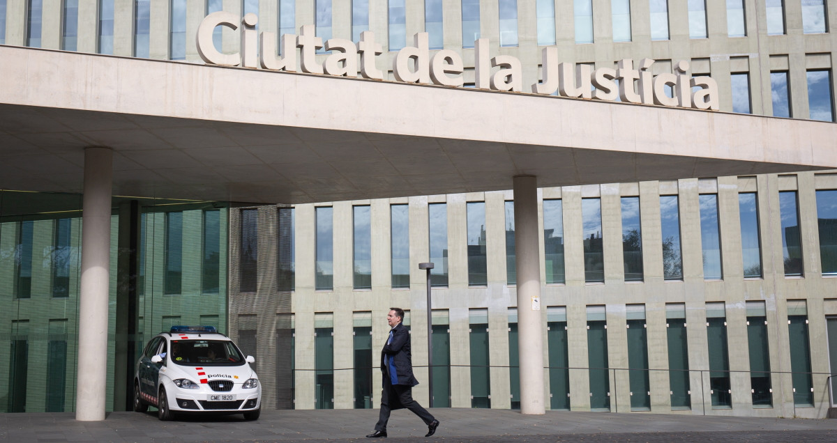 Fachada de la Ciutat de la Justicia, donde se ha absuelto al tuitero que difundió datos de la letrada del juzgado del 1-O / EUROPA PRESS