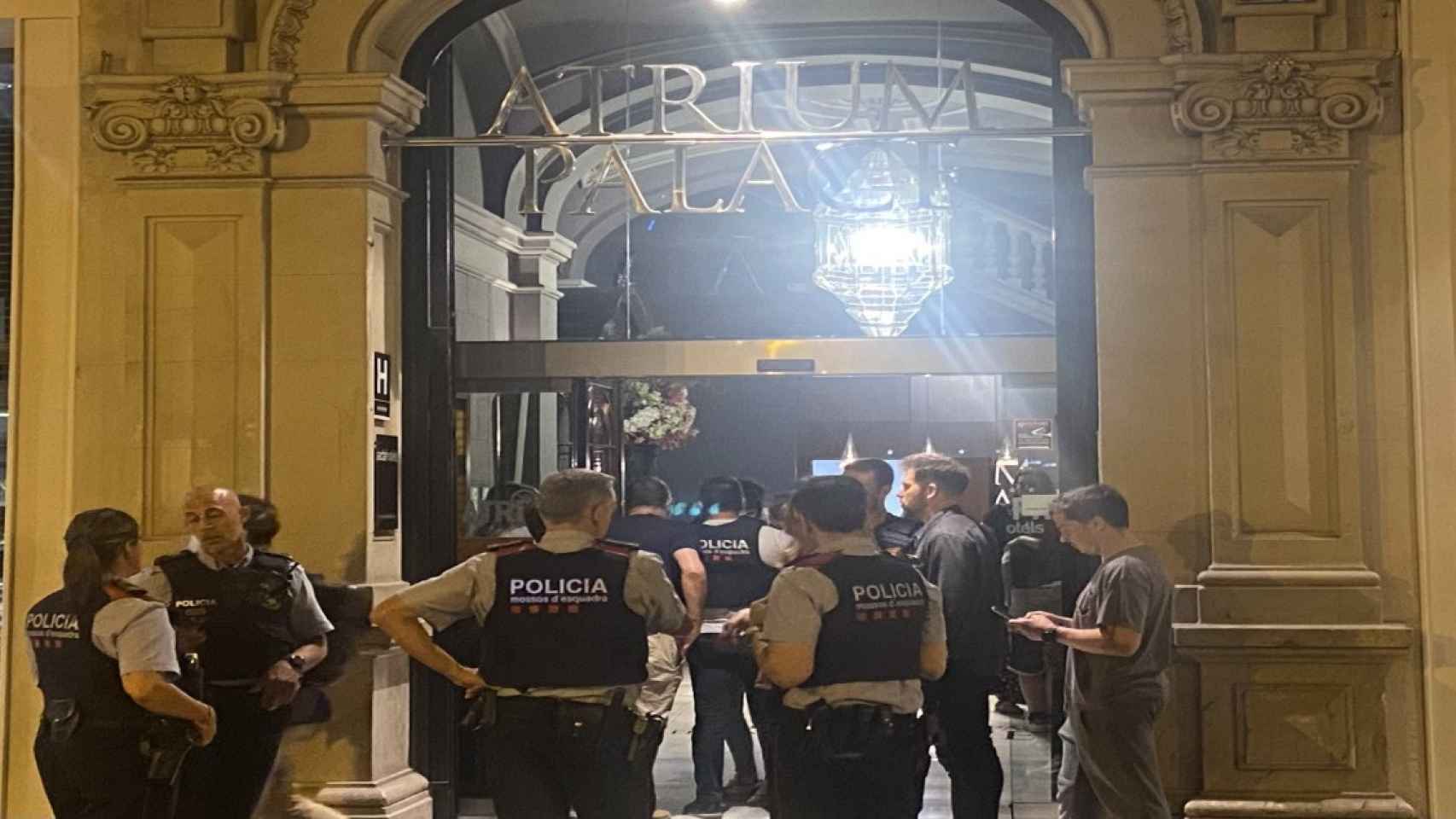 Los Mossos d'Esquadra acordonan el hotel Atrium Palace de Barcelona / NOELIA CARCELLER (CG)