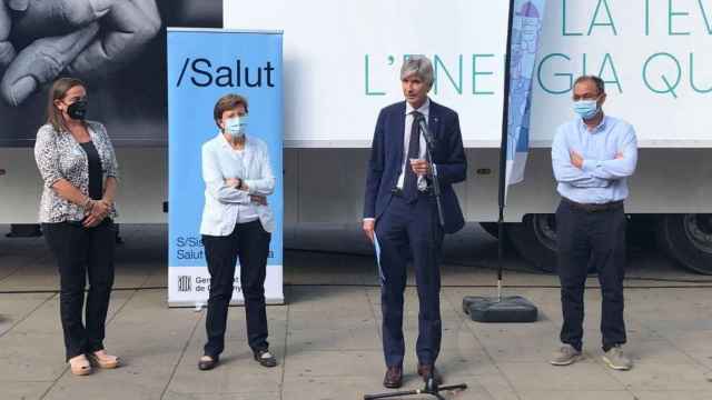 La directora de Salud, Seguridad y Emergencias de Seat, Patricia Such; la Secretaria de Salud Pública de la Generalitat, Carmen Cabezas; el consejero de Salud, Josep Maria Argimon; y el director del Banc de Sang i Teixits, Simó Schwartz / EP