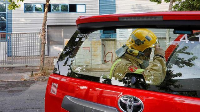 Un delgado de riesgos laborales del cuerpo de Bomberos tras abandonar la zona del taller incendiado en Vilanova i la Geltrú, en el que falleció un agente / EFE