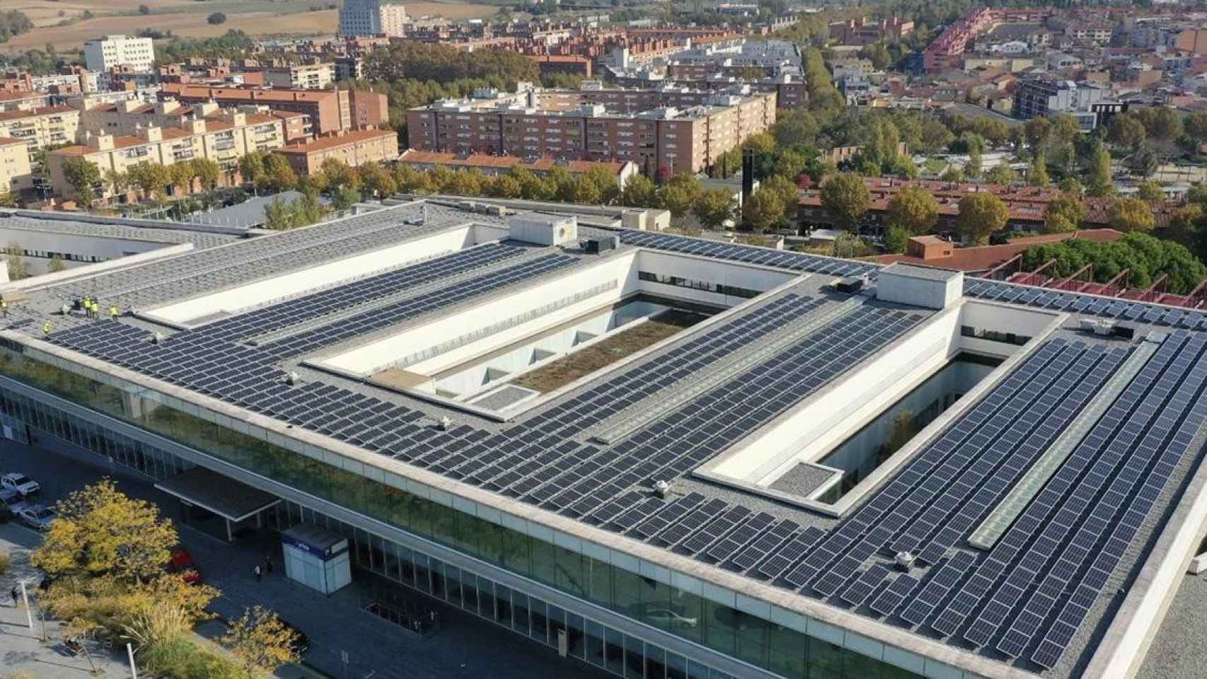 Instalación de placas fotovoltaicas en la cubierta del Hospital de Mollet / EP