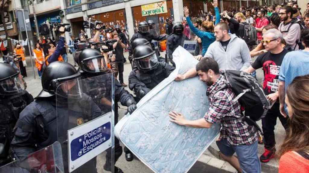 Desalojo del 'Banc Expropiat' en el barcelonés barrio de Gràcia en 2016 / EFE