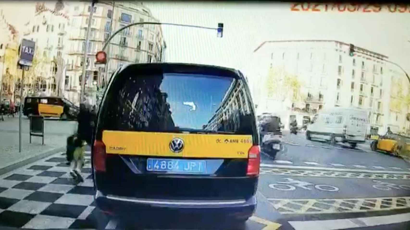 Momento del atropello de una mujer con un patinete en el paseo de Gracia / CG