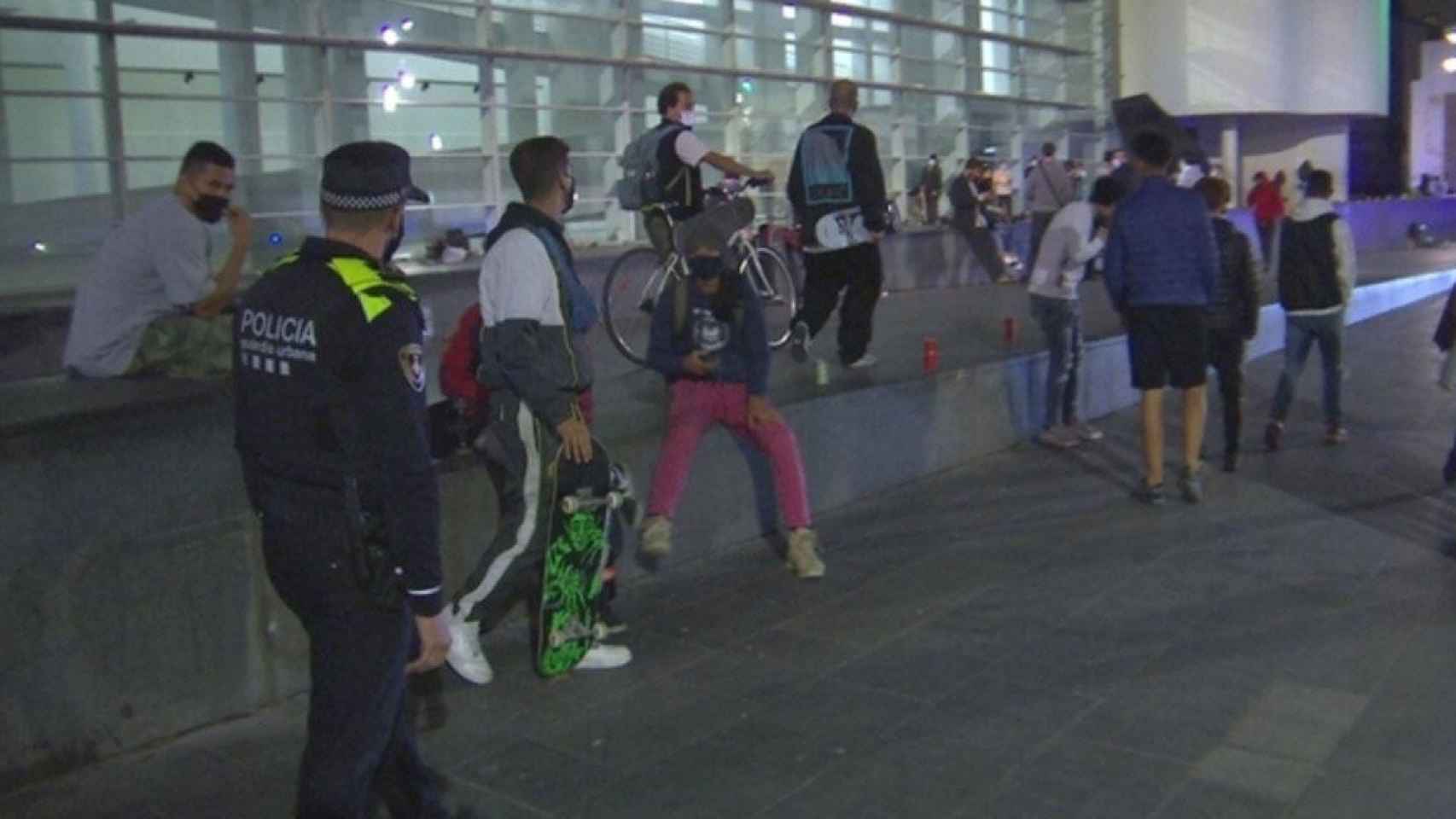 Un efectivo de la Guardia Urbana desaloja a varias personas concentradas ente el Macba / GUARDIA URBANA