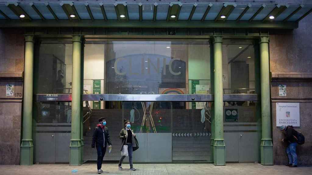 Puerta de acceso al Hospital Clínic / EP