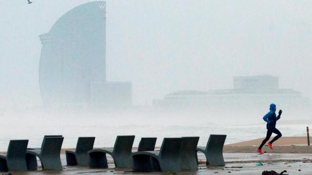 Imagen de la tormenta Gloria con el hotel W Barcelona de fondo, un temporal unido al cambio climático / EFE