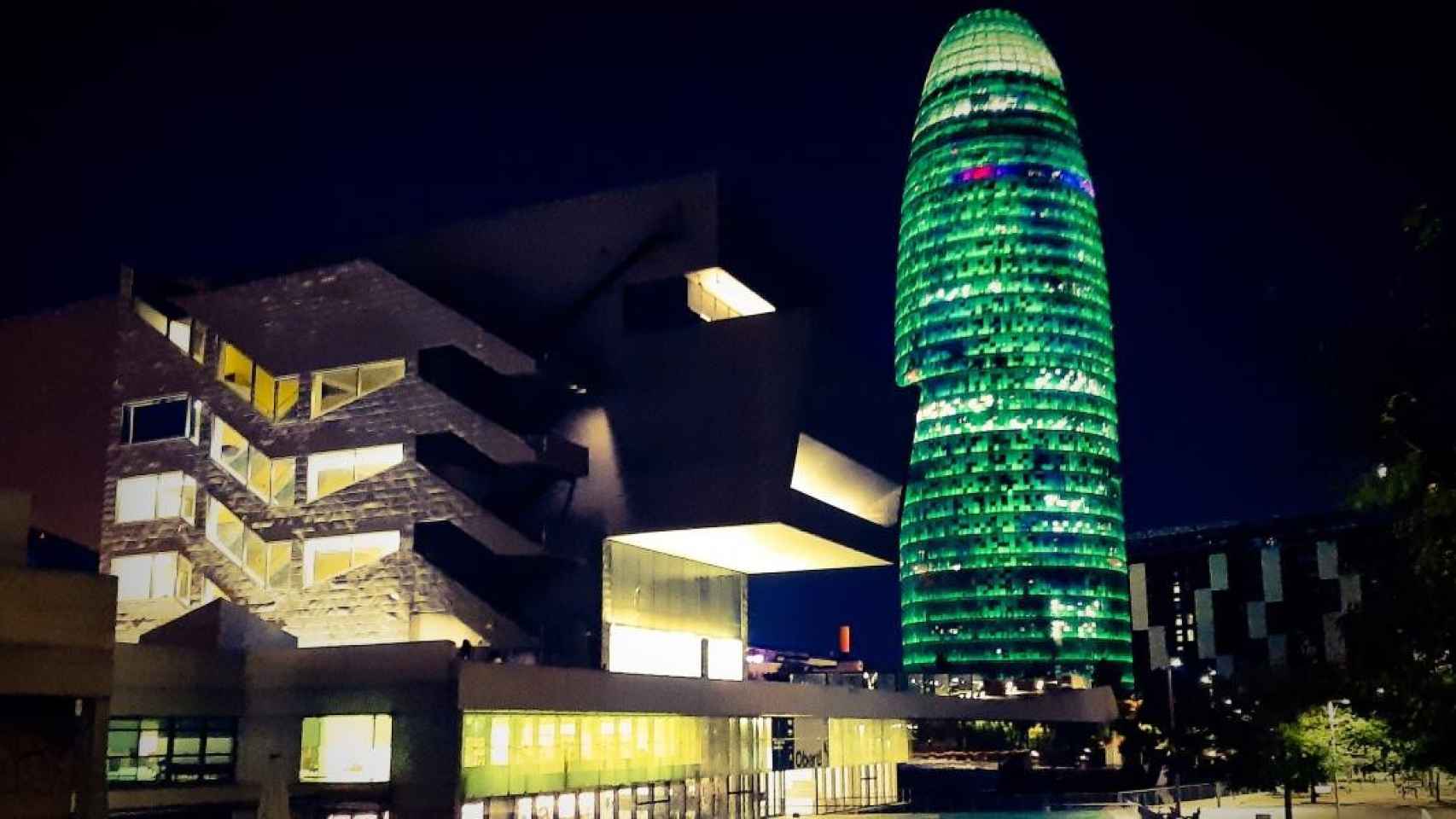 Torre Glòries iluminada para reconocer el trabajo de los farmacéuticos / TWITTER