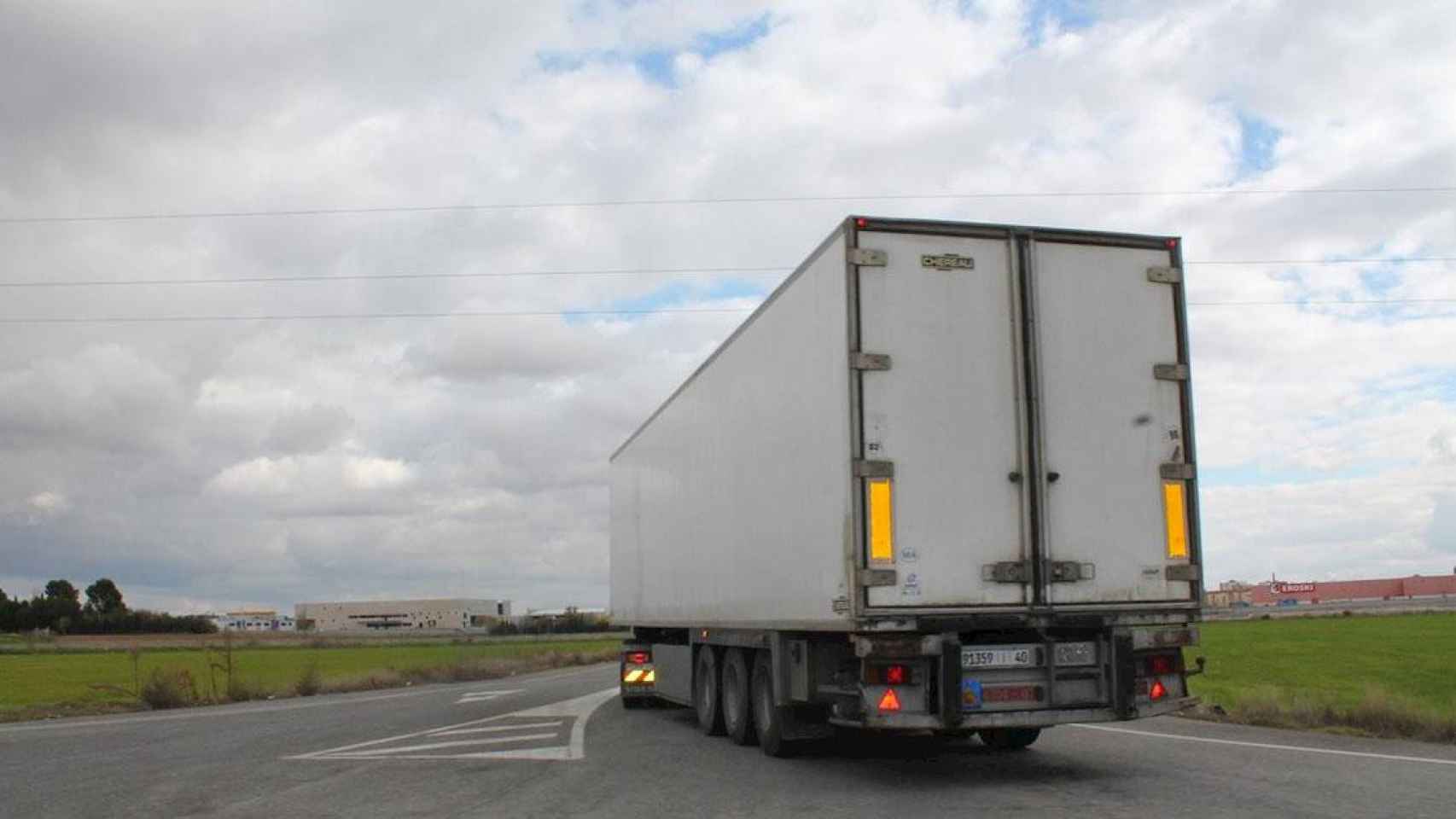 Un camionero circulando por la AP-7 / CG