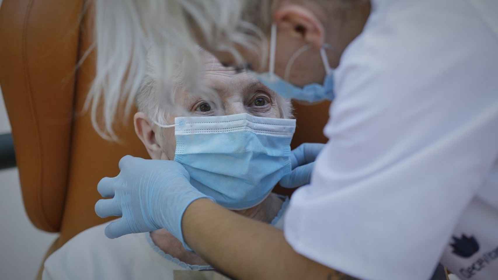 Trabajadores de una residencia de ancianos durante la pandemia del coronavirus / EP