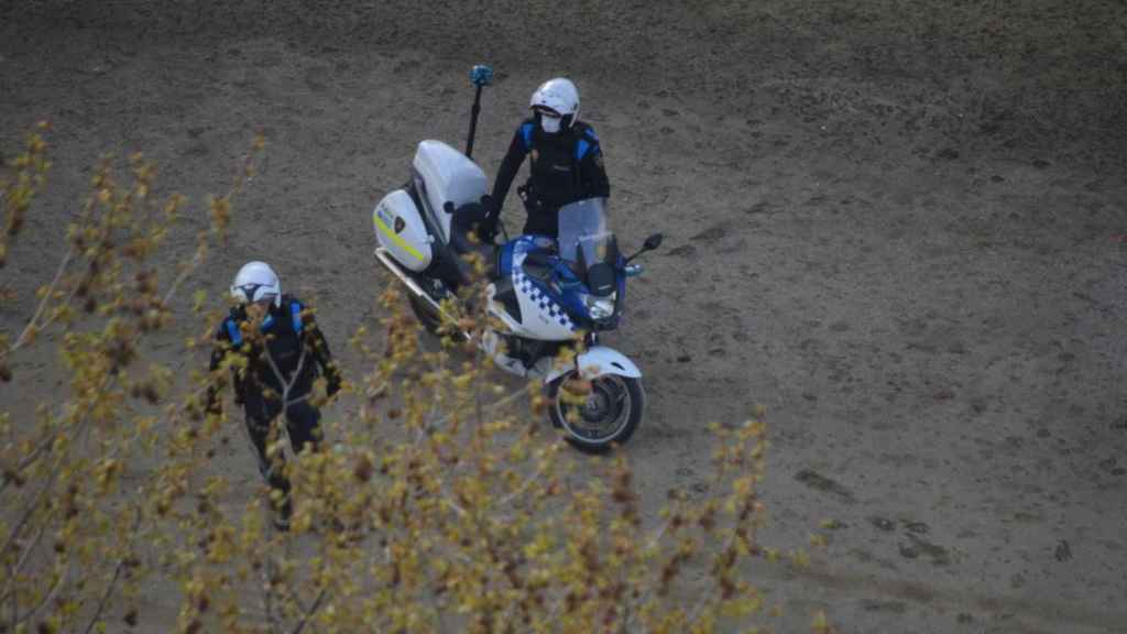 Dos agentes de la Guardia Urbana de Lleida protegidos con mascarillas por el coronavirus / EP