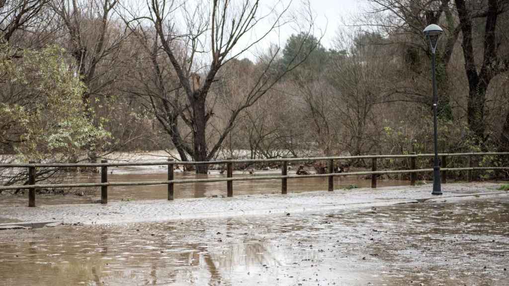 El rio Ter, desbordado por las fuertes lluvias que ha dejado el temporal Gloria en Girona / EUROPA PRESS