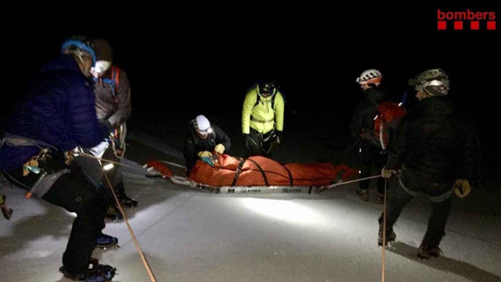 Los bomberos rescatan a un alpinista herido grave en Lleida / Bombers