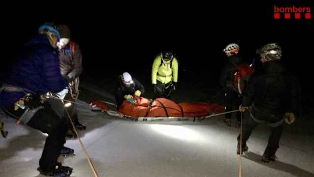 Los bomberos rescatan a un alpinista herido grave en Lleida / Bombers