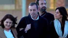 Sandro Rosell, junto a su esposa, Marta (d), y otros familiares, tras salir de la cárcel después de 21 meses en prisión preventiva. In dubio pro reo / EFE