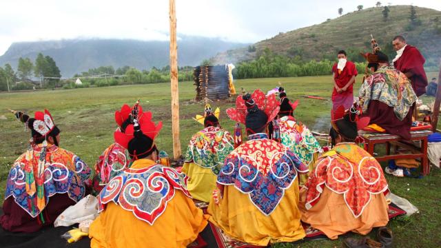 La tribu china donde las mujeres tienen todo el poder