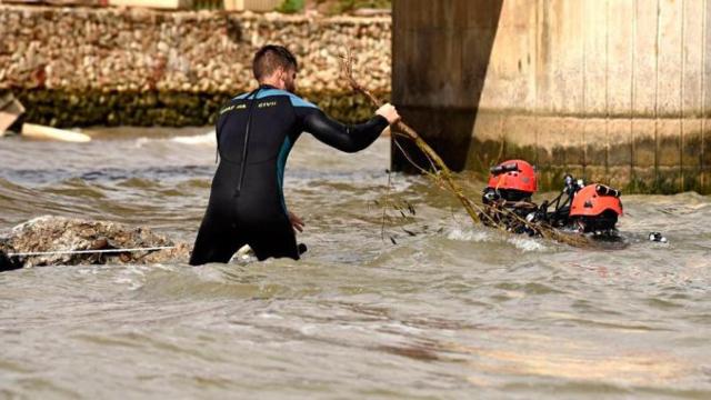 Un agente de la Guardia Civil peina uno de los torrentes desbordados por la riada en Mallorca / EFE