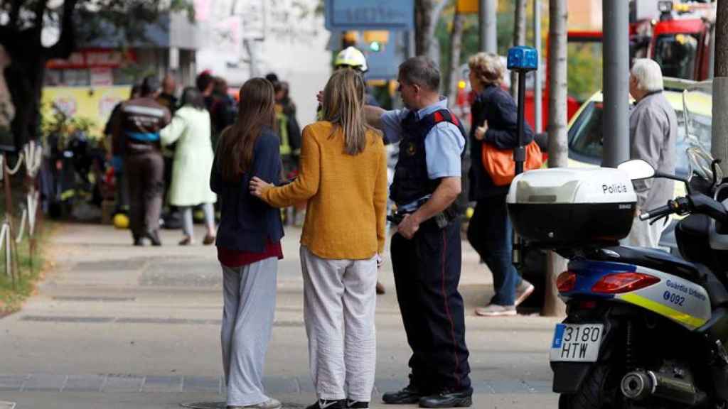 Vecinas desalojadas de sus pisos tras el incendio en El Putxet / EFE