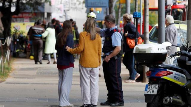 Vecinas desalojadas de sus pisos tras el incendio en El Putxet / EFE