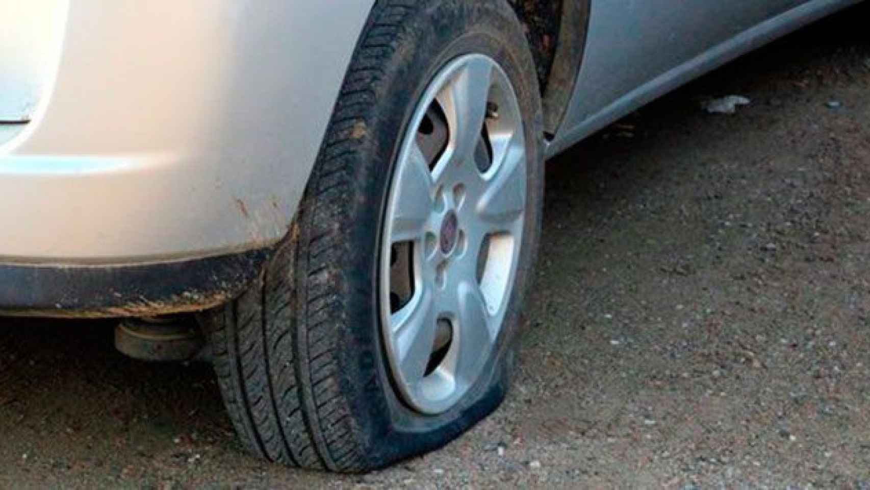 Uno de los coches de Verges al que han pinchado las ruedas / TWITTER