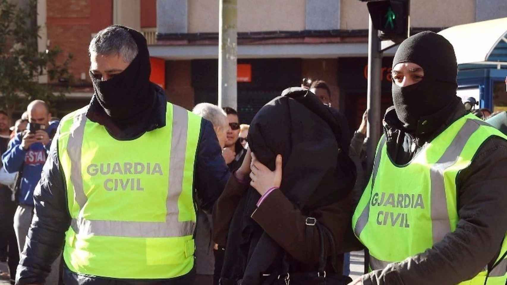 Dos agentes de la Guardia Civil custodian a un detenido, en una imagen de archivo / EFE