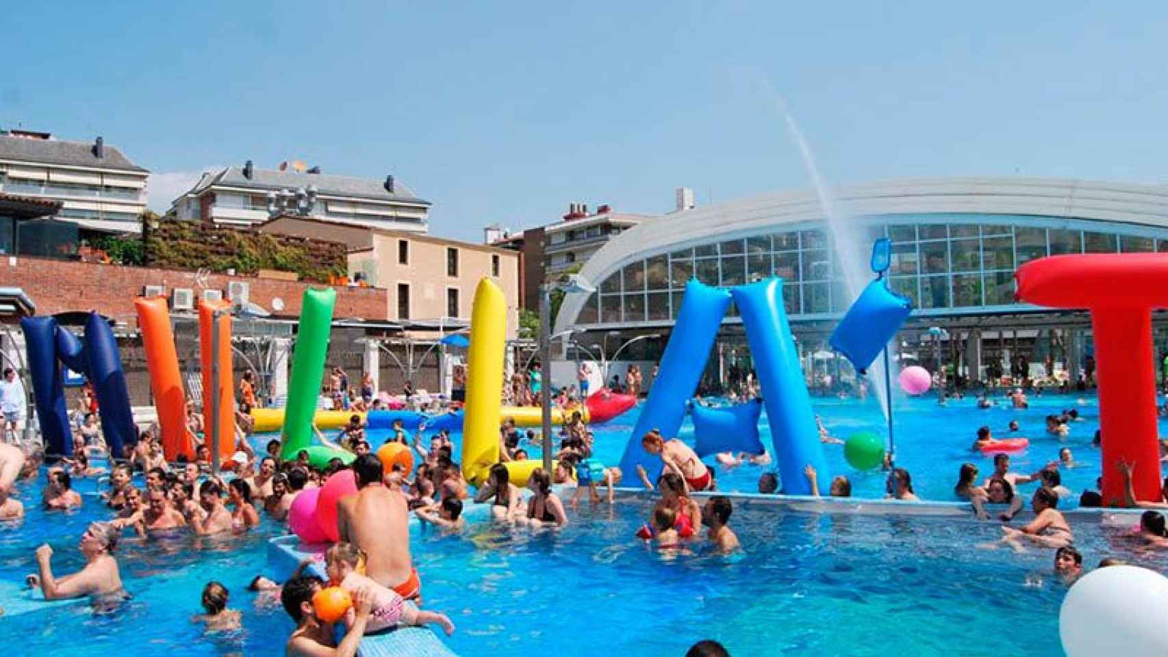 Acto del 'Mulla't per l'esclerosi múltiple' celebrado el año pasado en una de las piscinas que participan en la actividad.