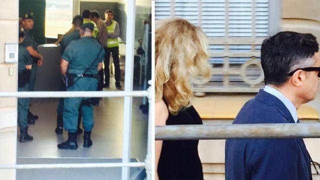 Un agente de la Guardia Civil y el Fiscal Anticorrupción, Emlio Sánchez Ulled, el martes.