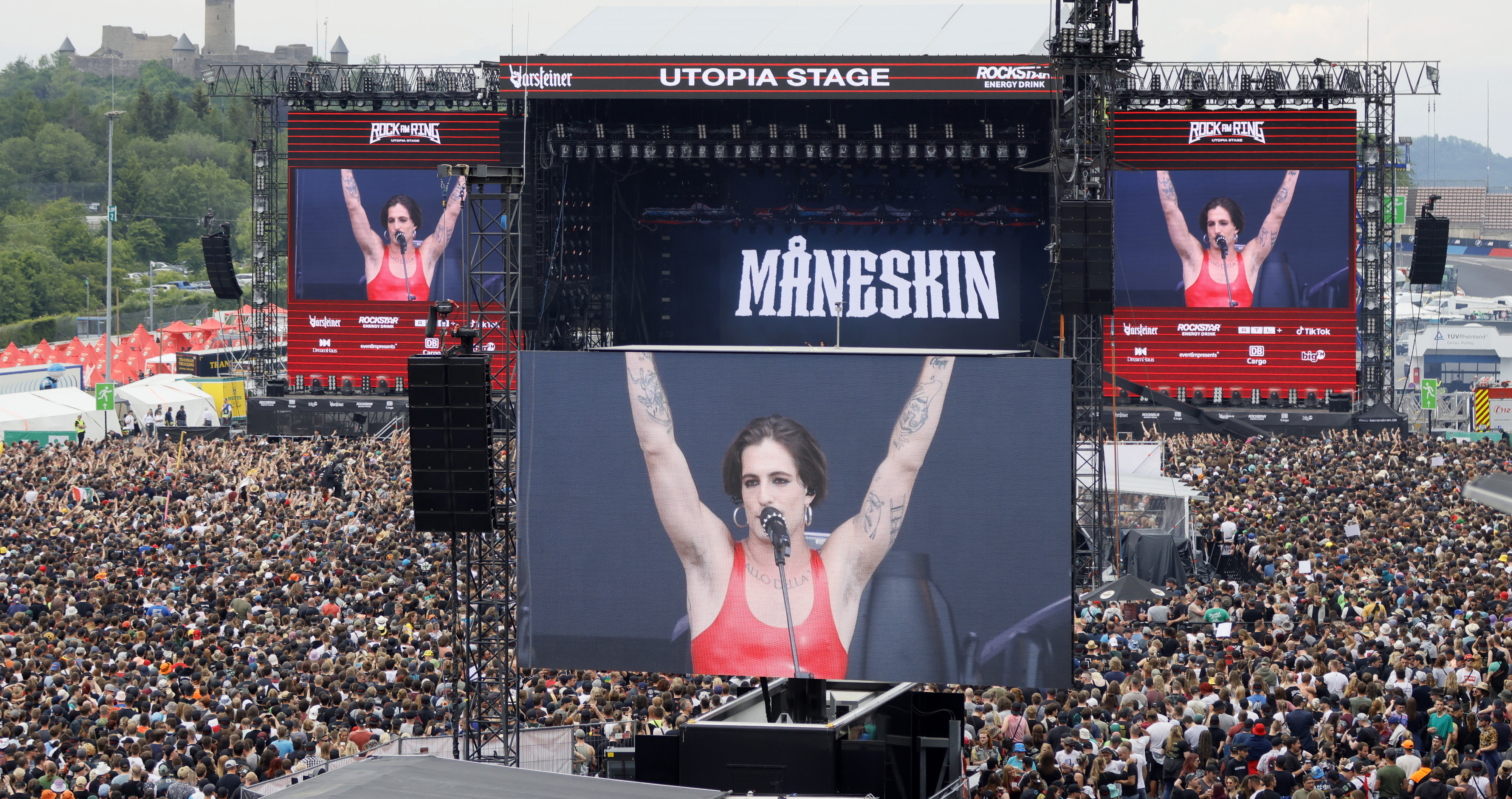 Enromes pantallas muestran a Damiano David, de la banda de rock italiana Maneskin, actuando en el escenario durante el festival Rock am Ring Nuerburgo, Alemania / EFE