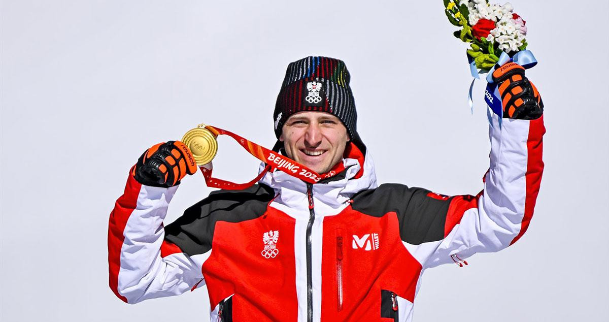 El austríaco Matthias Mayer celebra el oro conseguido en los Juegos Olímpicos de Invierno de Pekín 2022 / Jean-Christophe Bott – EPA (EFE)