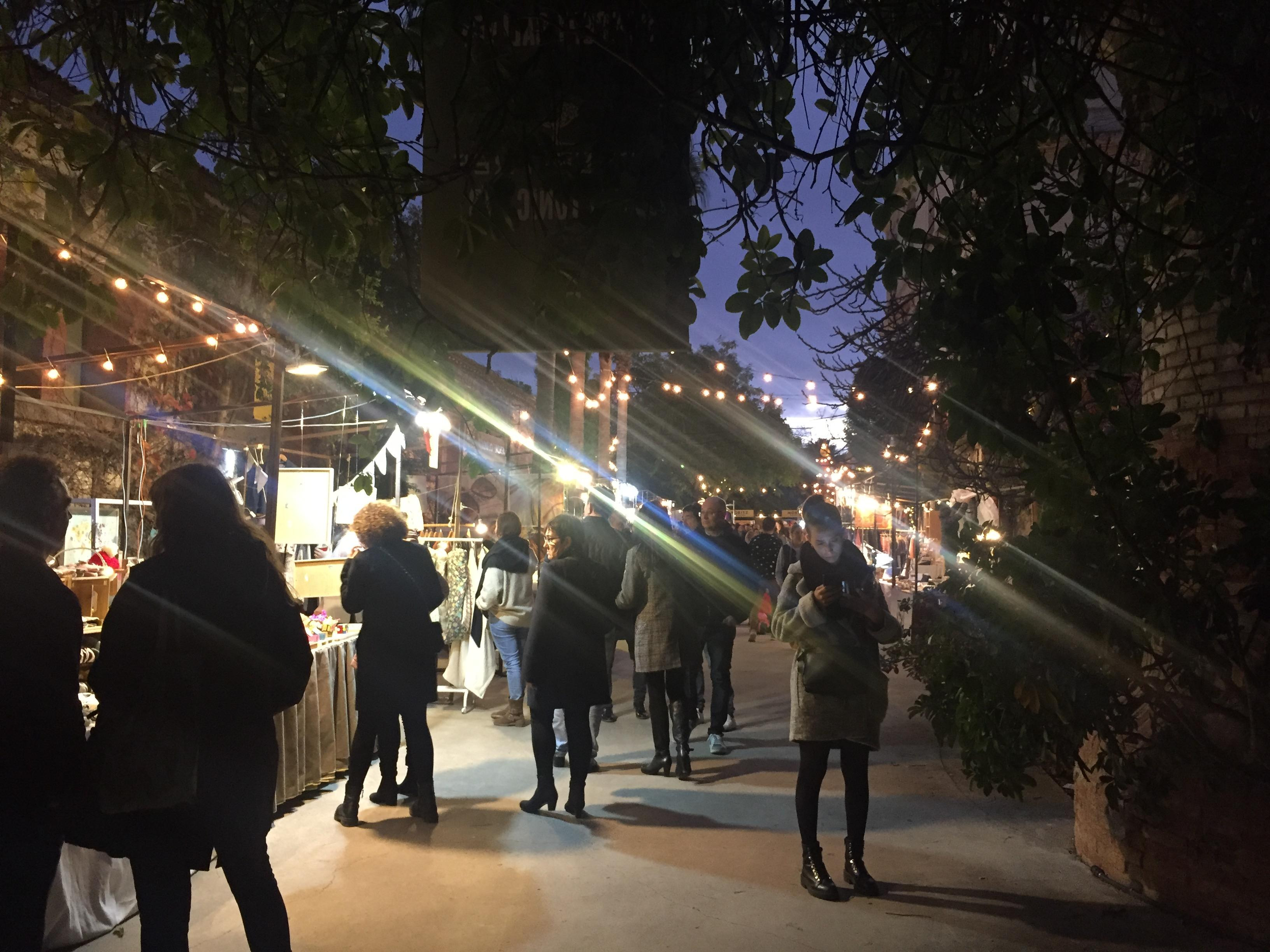 Vista nocturna de varias paradas de Palo Market Fest / CG