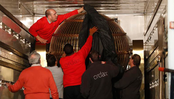 Los bombos de Navidad llegando al Palacio Real, donde el próximo 22 de diciembre 1.807 números repartirán premios
