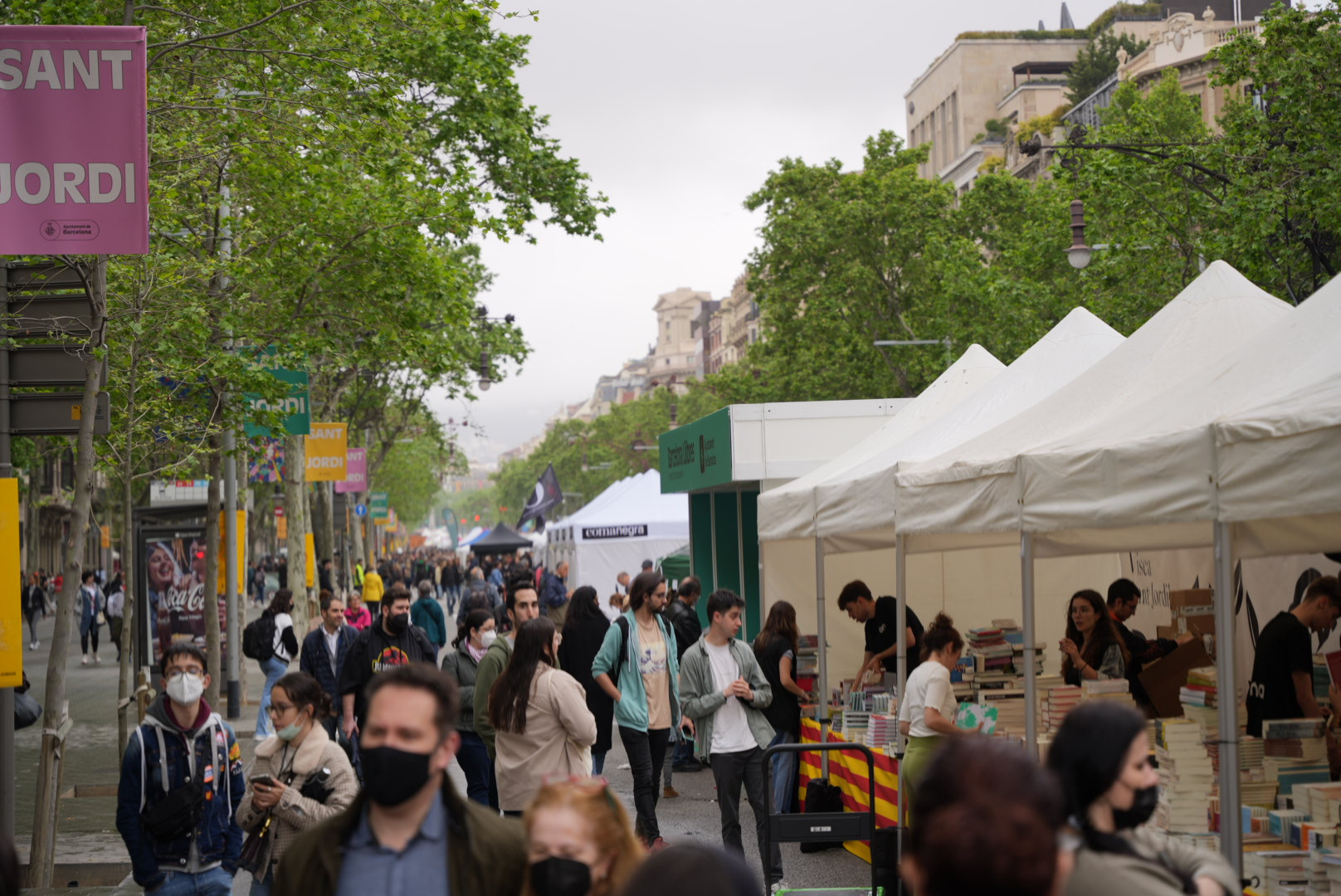 Personas paseando por Barcelona durante la festividad de Sant Jordi de 2022 / LUIS MIGUEL AÑÓN