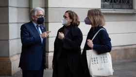 Josep Sánchez Llibre, Ada Colau y Janet Sanz antes de su encuentro en la sede de Foment del Treball / EP