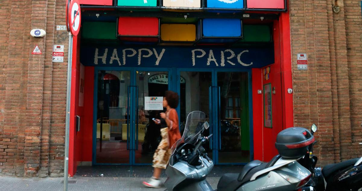 Una vecina pasa ante la puerta del antiguo Happy Parc de Sants, donde se proyecta un tanatorio / CG