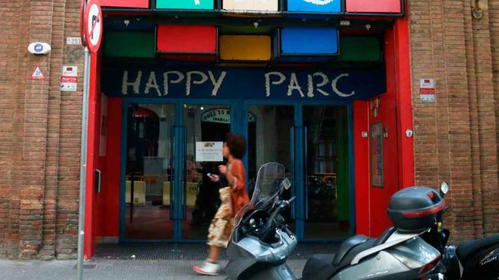 Una vecina pasa ante la puerta del antiguo Happy Parc de Sants, donde se proyecta un tanatorio / CG