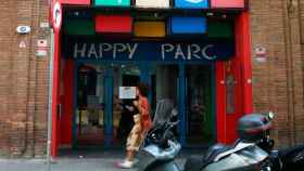 Una vecina pasa ante la puerta del antiguo Happy Parc de Sants, donde se proyecta un tanatorio / CG