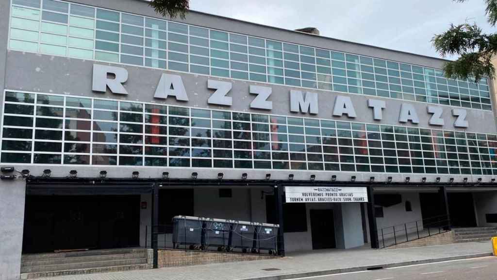 Fachada de Razzmatazz, donde cuelga un cartel que promete que volverá a abrir pronto / CG