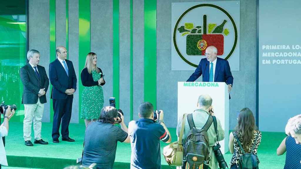 Juan Roig, presidente de Mercadona, durante la inauguración del primer supermercado de la cadena en Portugal / MERCADONA