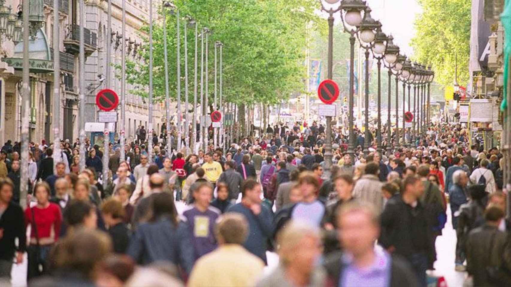 Turistas y vecinos de Barcelona en el Portal del Ángel de la Ciudad Condal / EP